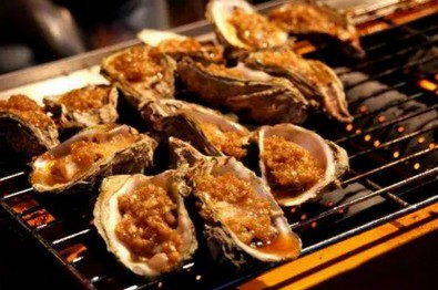 5000元开店卖生蚝 烧烤小伙2年成酒店集团老总！秘诀就7个字！