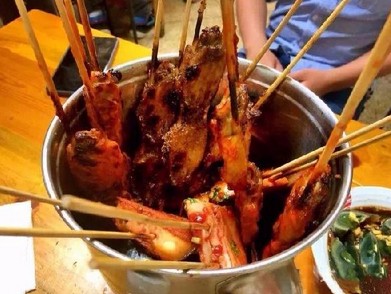 从火爆的商圈搬到冷僻胡同 这家烤串店这样颠覆了“选址生死论”