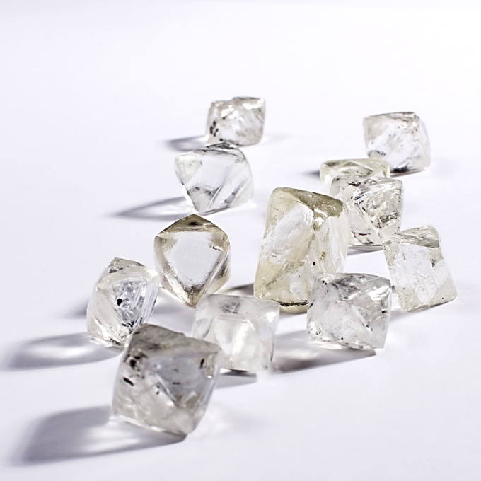 戴比尔斯允许采购商把不足3/4克拉重的钻石原石的采购量减半