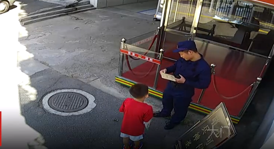 看完《烈火英雄》被感动 男孩送消防员零花钱