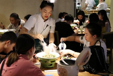 靠一道辣椒炒肉开出33家直营店 费大厨做对了什么?