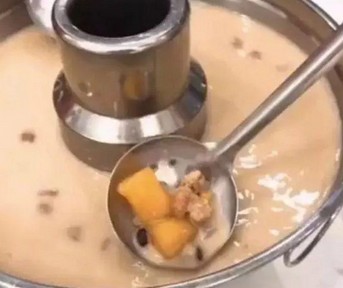 神操作!奶茶做锅底 这是一种什么景象?