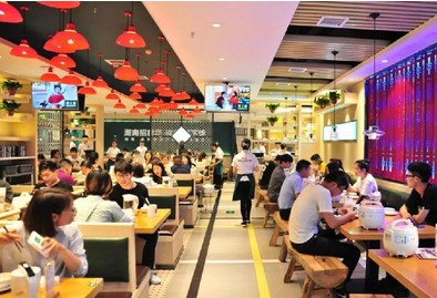 靠一道辣椒炒肉开出33家直营店 费大厨做对了什么?