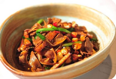 靠一道辣椒炒肉开出33家直营店 费大厨做对了什么?