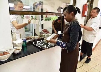 神操作!奶茶做锅底 这是一种什么景象?