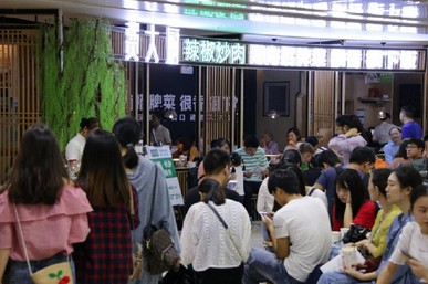 靠一道辣椒炒肉开出33家直营店 费大厨做对了什么？