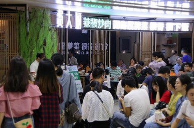 靠一道辣椒炒肉开出33家直营店 费大厨做对了什么?