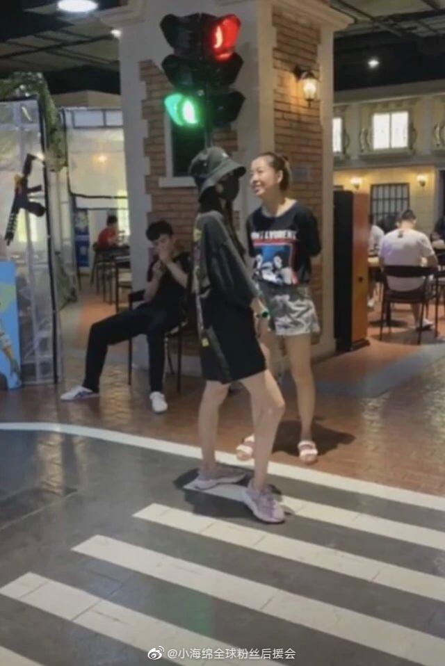小海绵学黄晓明扮消防员 真的是超级可爱啊