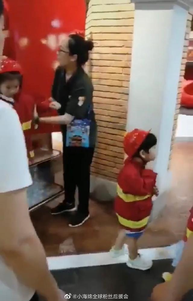 小海绵学黄晓明扮消防员 真的是超级可爱啊