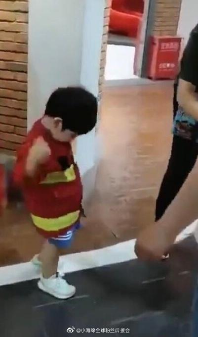 小海绵学黄晓明扮消防员 真的是超级可爱啊