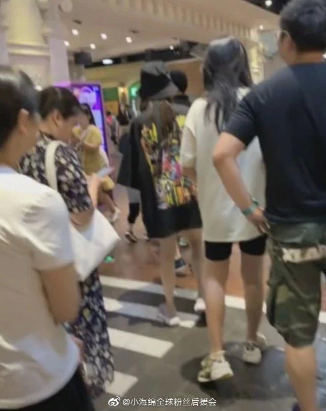 小海绵学黄晓明扮消防员 真的是超级可爱啊