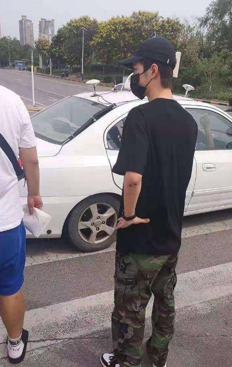 网友偶遇王一博考科目四 素颜也十分帅气