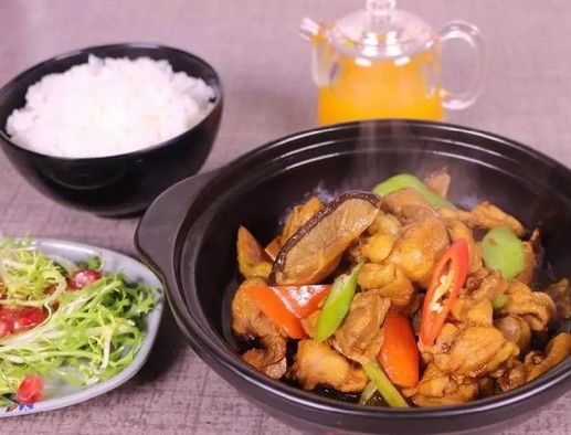 油麻辣子串串香:一店三开 挣三份钱