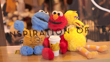 跨界大师喜茶又搞事了!联名芝麻街推出开学礼盒