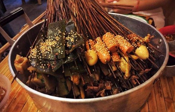 这家锑锅麻辣烫没做任何宣传 为啥生意却很好得不得了?