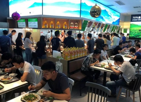 把炒锅从后厨搬到了前台 小女当家:中式快餐需要烟火气