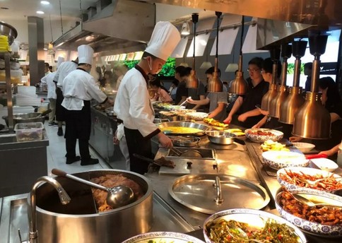 把炒锅从后厨搬到了前台 小女当家:中式快餐需要烟火气