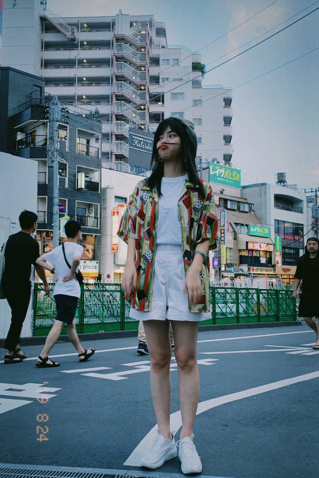 服装 街拍 明星街拍 正文近日,谭松韵在社交平台晒出一组在日本旅行的