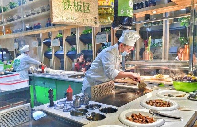 把炒锅从后厨搬到了前台 小女当家:中式快餐需要烟火气