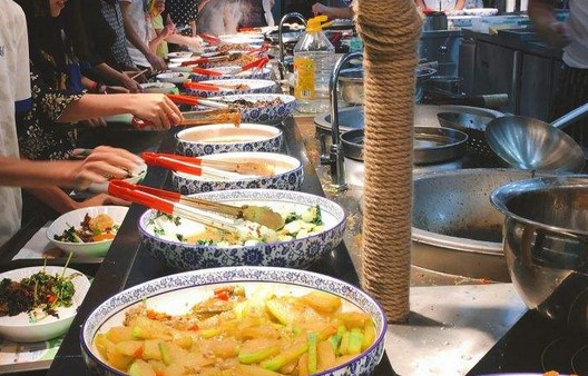 把炒锅从后厨搬到了前台 小女当家:中式快餐需要烟火气