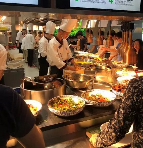 把炒锅从后厨搬到了前台 小女当家:中式快餐需要烟火气