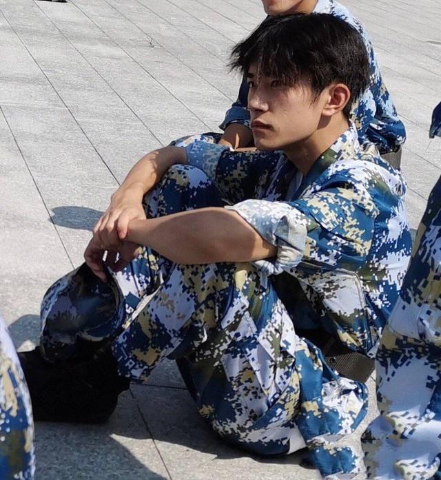 红黑条纹t恤搭长裤 随性复古潮流范-第2页