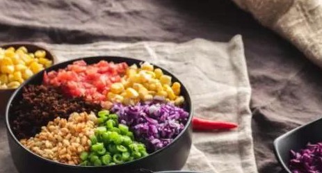 十年广告人创业卖七彩捞饭 有什么不同?