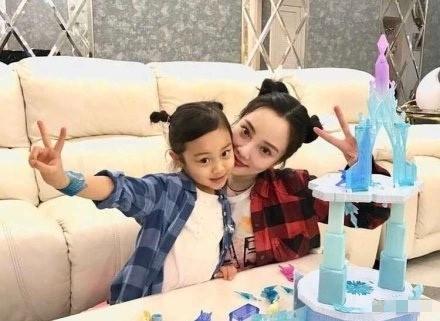 李小璐疑将女儿改名 李小璐朋友圈签名暴露了一切