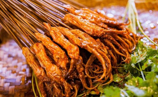 一条街都是串串店 为什么只有它红海突围了?