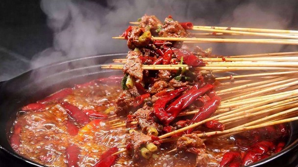 一条街都是串串店 为什么只有它红海突围了?