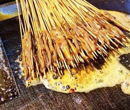 一家小店排七八米长队 鸭来哒秘制烤鸭肠有多好吃?