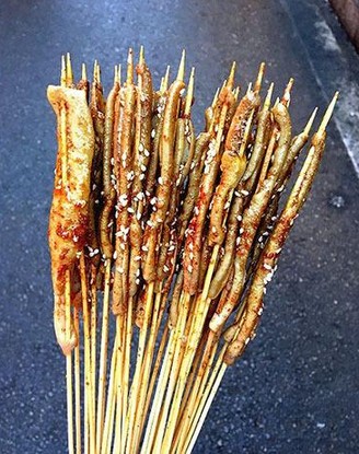 一家小店排七八米长队 鸭来哒秘制烤鸭肠有多好吃?