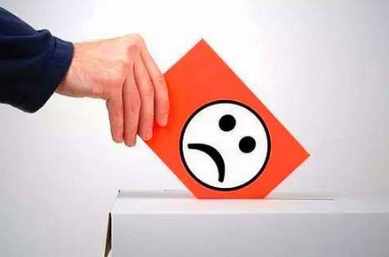 顾客在菜里吃出了苍蝇 餐馆如何应对?