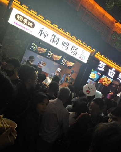 一家小店排七八米长队 鸭来哒秘制烤鸭肠有多好吃?