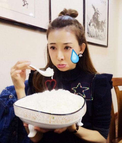 林志玲晒捧饭碗照 可怜兮兮地问我很胖吗?