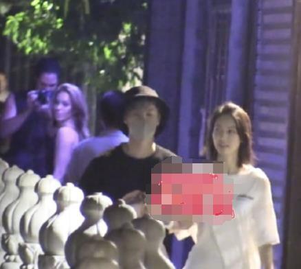 金晨新恋情曝光 与男子在街头旁若无人地接吻