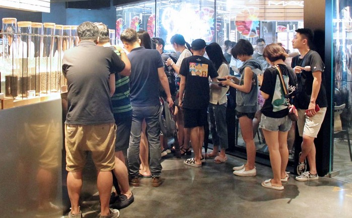 那些为网红奶茶排队两小时的年轻人在想什么?