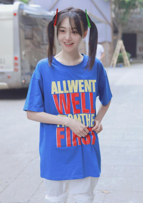 郑爽与妈妈同游日本 爽妈穿白纱裙与女儿玩跳舞机