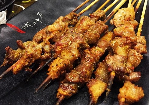 柳叶刀烧烤完成500万元融资 这家聊学术的烧烤店有什么不同?