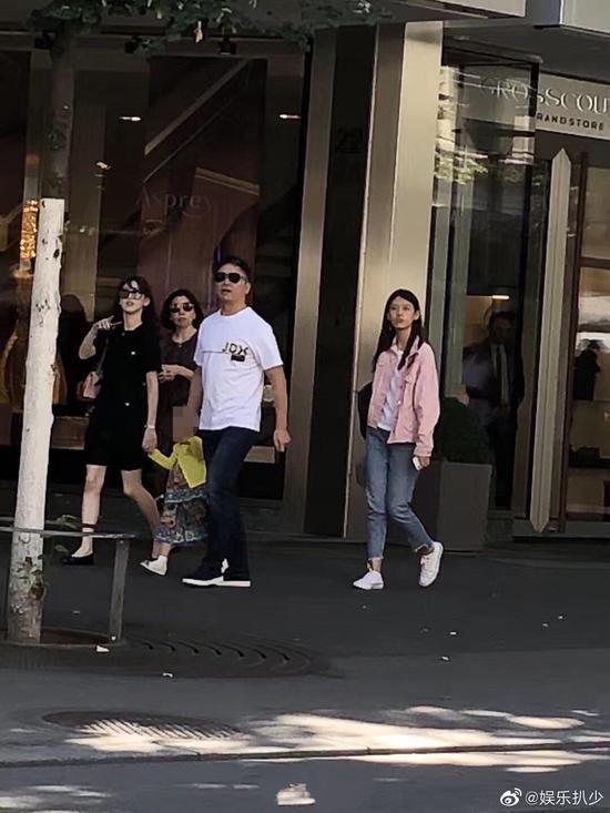 刘强东章泽天同游瑞士 两人牵着女儿画面十分和谐