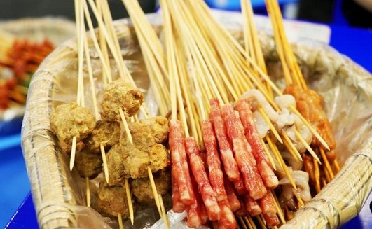 马路边边:80后回忆杀 一家可以“穿越”的串串香