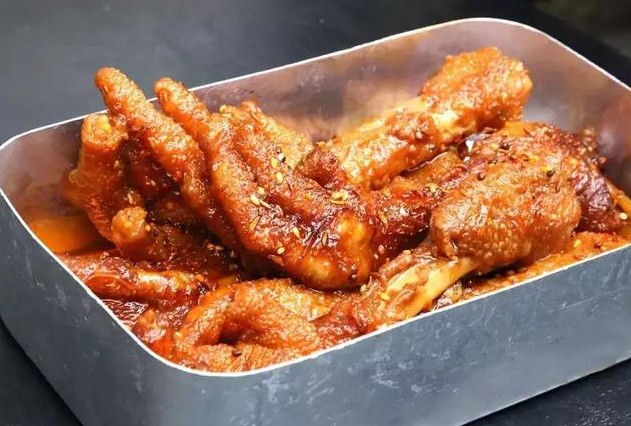 一份辣子鸡卖158还天天爆满 这家鸡本无敌有什么奇招?