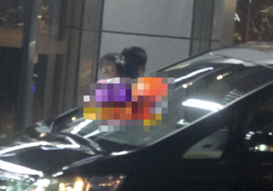 谢娜双胞胎女儿曝光 和爸爸小时候一模一样