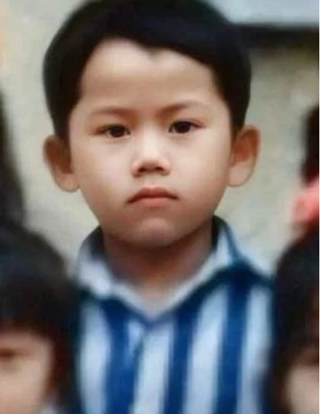 谢娜双胞胎女儿曝光 和爸爸小时候一模一样