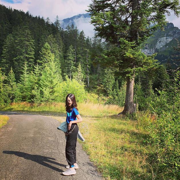 李嫣晒登山健身照 这身材比例也是没谁了