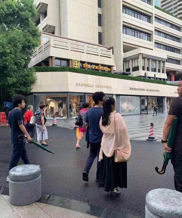 李健与妻子牵手逛街 两人看起来甚是甜蜜
