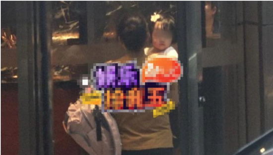 谢娜双胞胎女儿曝光 和爸爸小时候一模一样