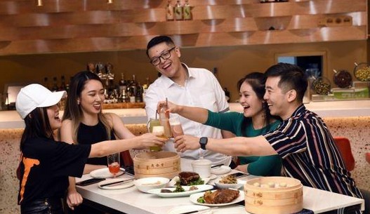 小笼包还能这么玩!在鼎泰丰喝黑皮诺 吃黑松露小笼包