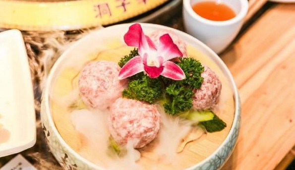 洞子李毛肚火锅:毛肚现撕现烫 想不新鲜都难!