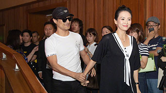 汪峰扶章子怡登台 两人脸上笑意满满非常甜蜜